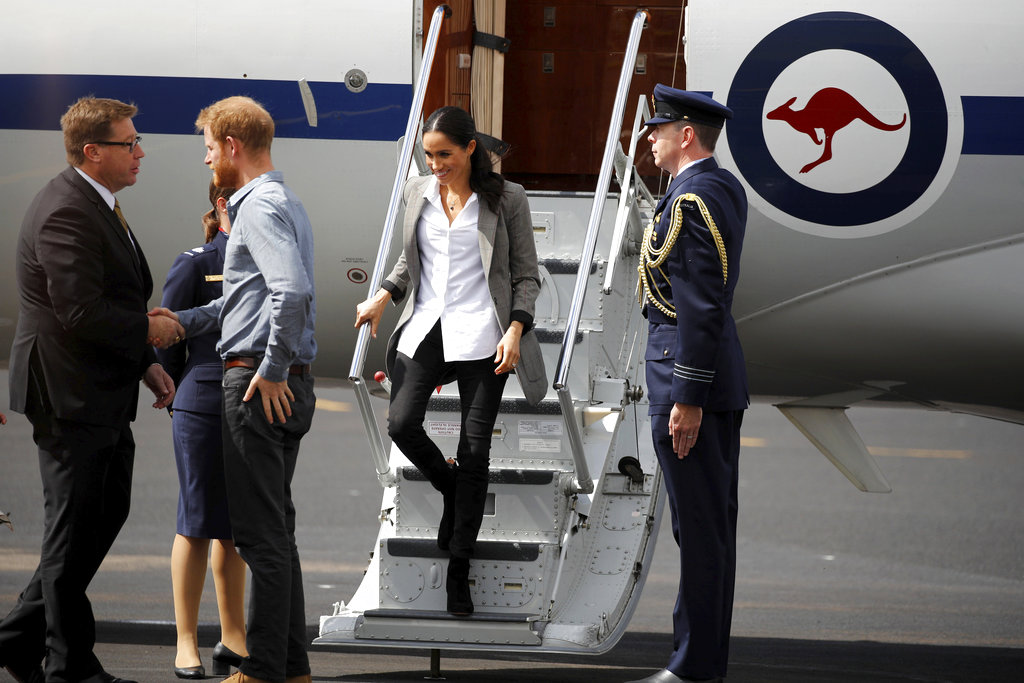 El príncipe Harry y su esposa Meghan arriban a Dubbo, Australia, el miércoles 17 de octubre, en el segundo día de la gira por Oceanía. (Foto: AP)