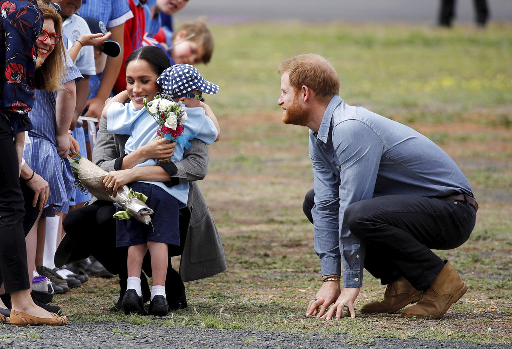 Luke Vincent, de 5 años, también abrazó con fuerza a la duquesa de Sussex a su llegada a Dubbo, Australia y se robó todas las miradas. (Foto: AP)