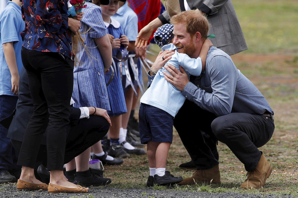 El pequeño Luke Vincent, de 5 años, recibe con un fuerte abrazo al príncipe Harry a su llegada a Dubbo, Australia. (Foto: AP)