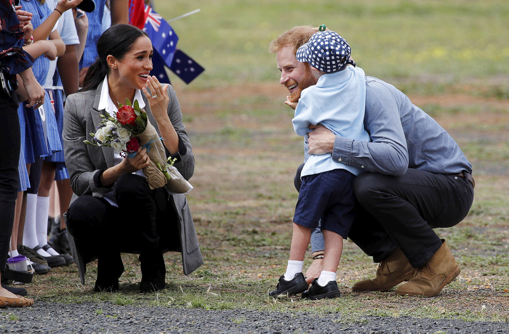 Meghan no puede contener sus expresiones al ver la ternura del pequeño Luke Vincent, de 5 años al darle la bienvenida a su esposo en Dubbo, Australia. (Foto: AP)