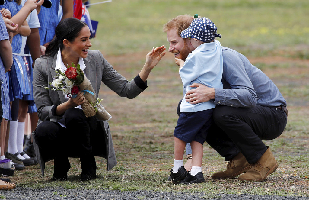 Meghan y Harry fueron recibidos con abrazos y mucha ternura por Luke Vincent, de 5 años a su llegada a Dubbo, Australia. (Foto: AP)