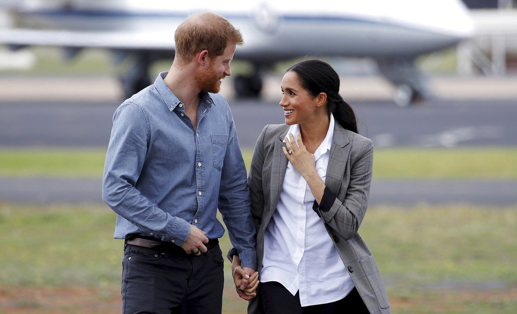 Meghan y Harry conversan muy animados al comenzar el segundo día de su gira por Australia. (Foto: AP)