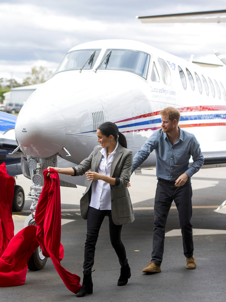 Harry y Meghan asistieron al bautismo y presentación de un nuevo avión sanitario del Servicio Aéreo Médico Real en el Aeropuerto Regional de Dubbo, Australia. (Foto: AP)