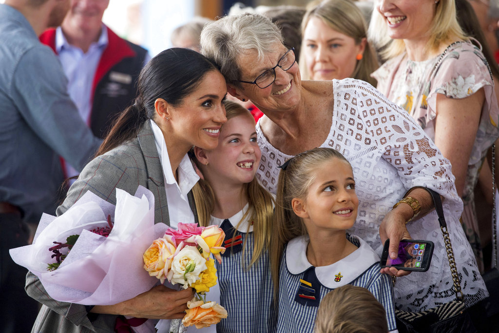 Meghan Markle posa para una foto con miembros del público durante la presentación de un nuevo avión sanitario en el Aeropuerto Regional de la Ciudad de Dubbo. (Foto: AP)