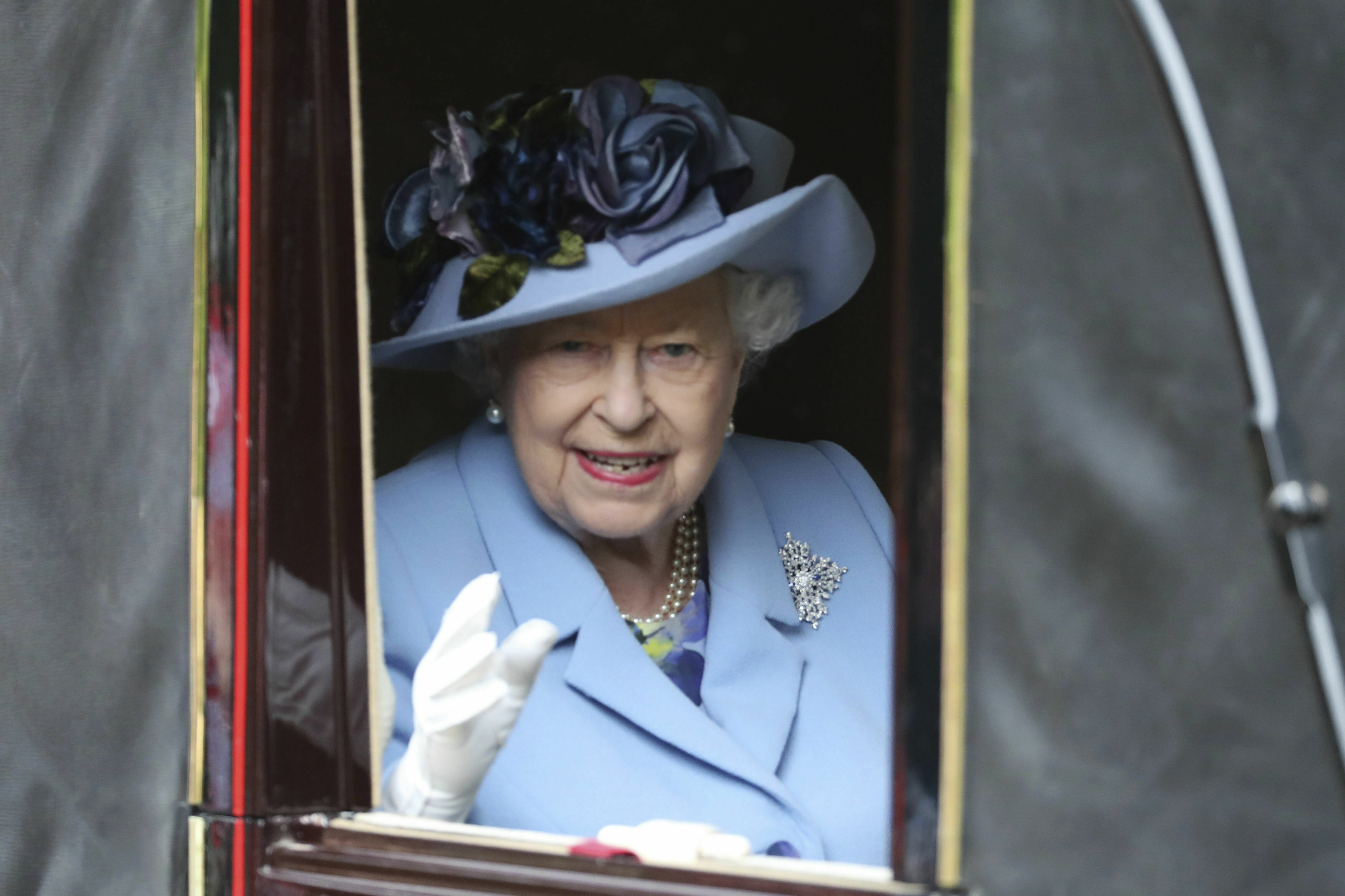 El 13 de enero, la reina Elizabeth II otorgó el visto bueno para que Meghan y Harry comenzaran un período de transición. La soberana afirmó su apoyo al “deseo” de su nieto y la exactriz norteamericana de “crear una nueva vida como una familia joven”, aunque admitió que le hubiese gustado que permanecieran en sus papeles, según lo previsto. (Archivo)