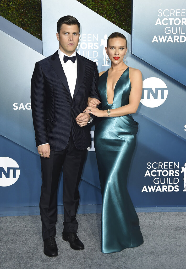 Colin Jost y Scarlett Johansson. (AP)