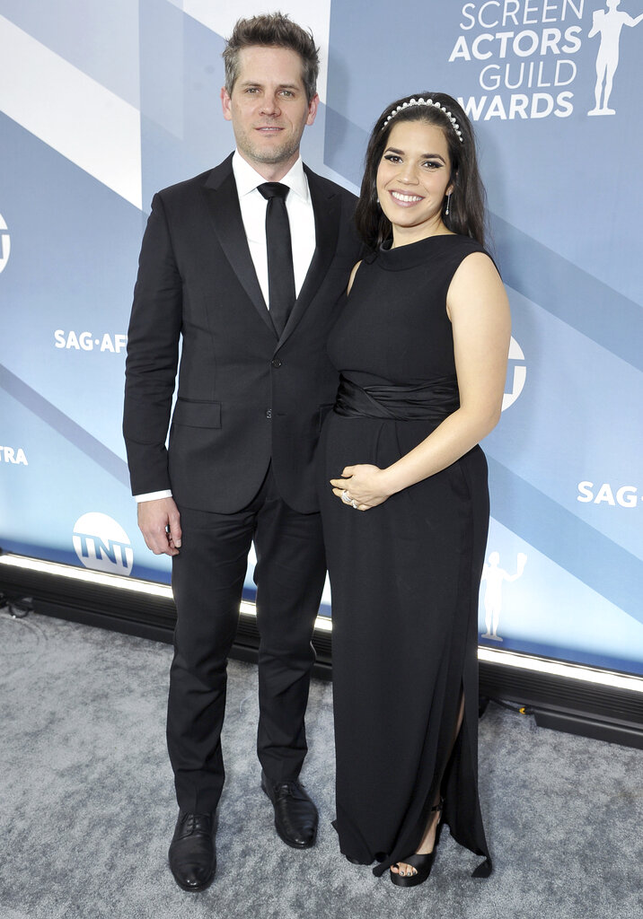 Ryan Piers Williams y America Ferrera . (AP)