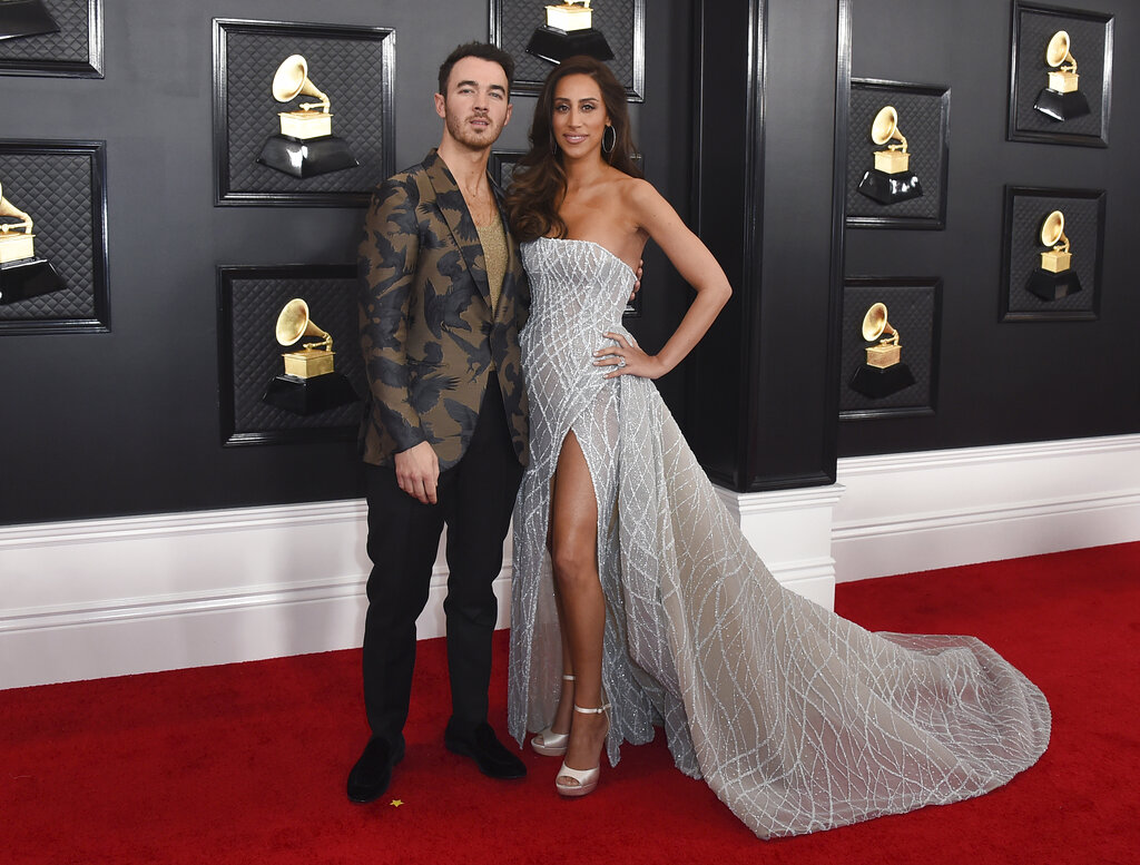 Kevin y Danielle Jonas. (AP)