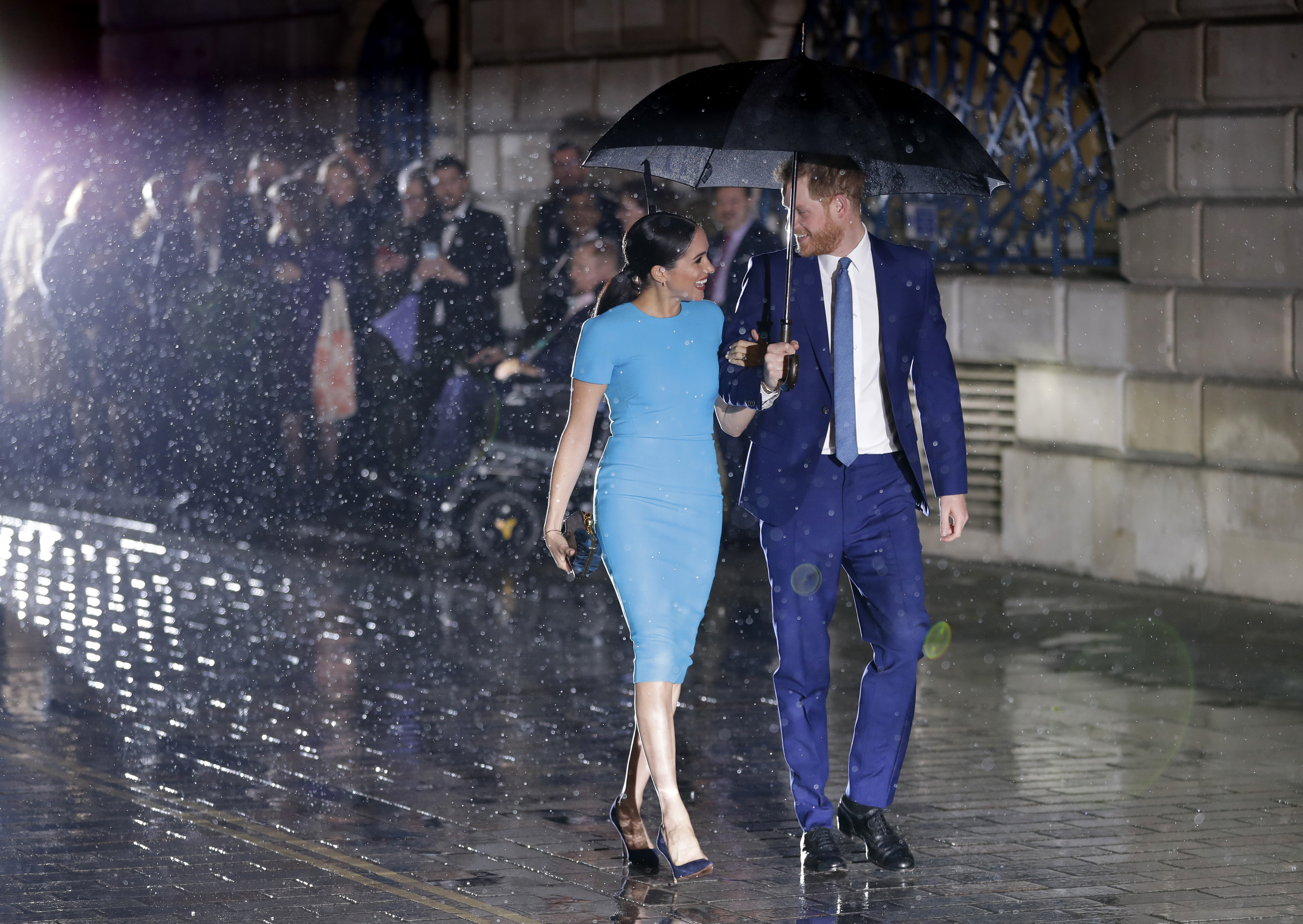 El príncipe Harry y Meghan Markle reaparecieron esta noche en Londres. (AP)