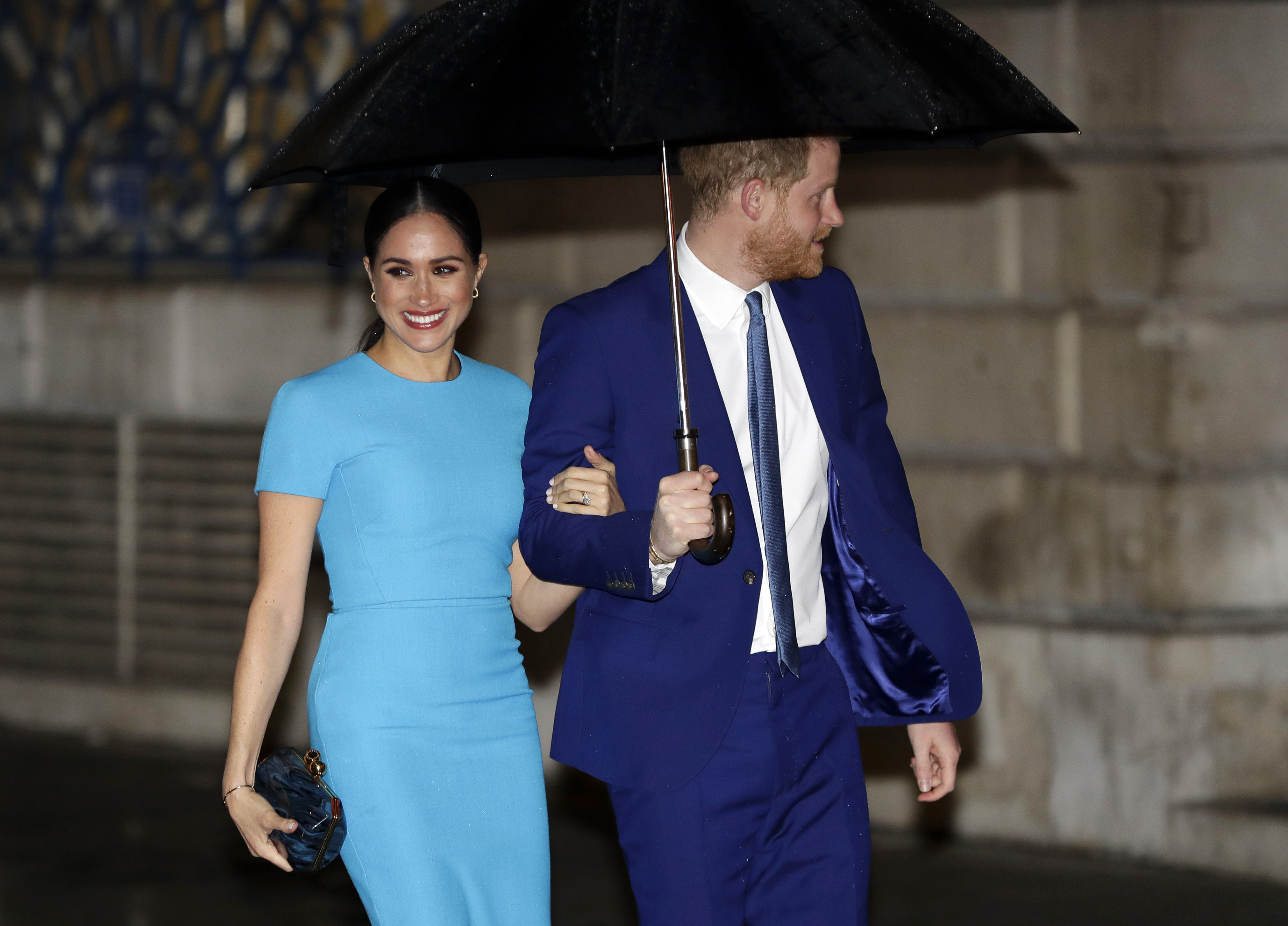 Markle y Harry lucieron relajados y sonrientes. (AP)