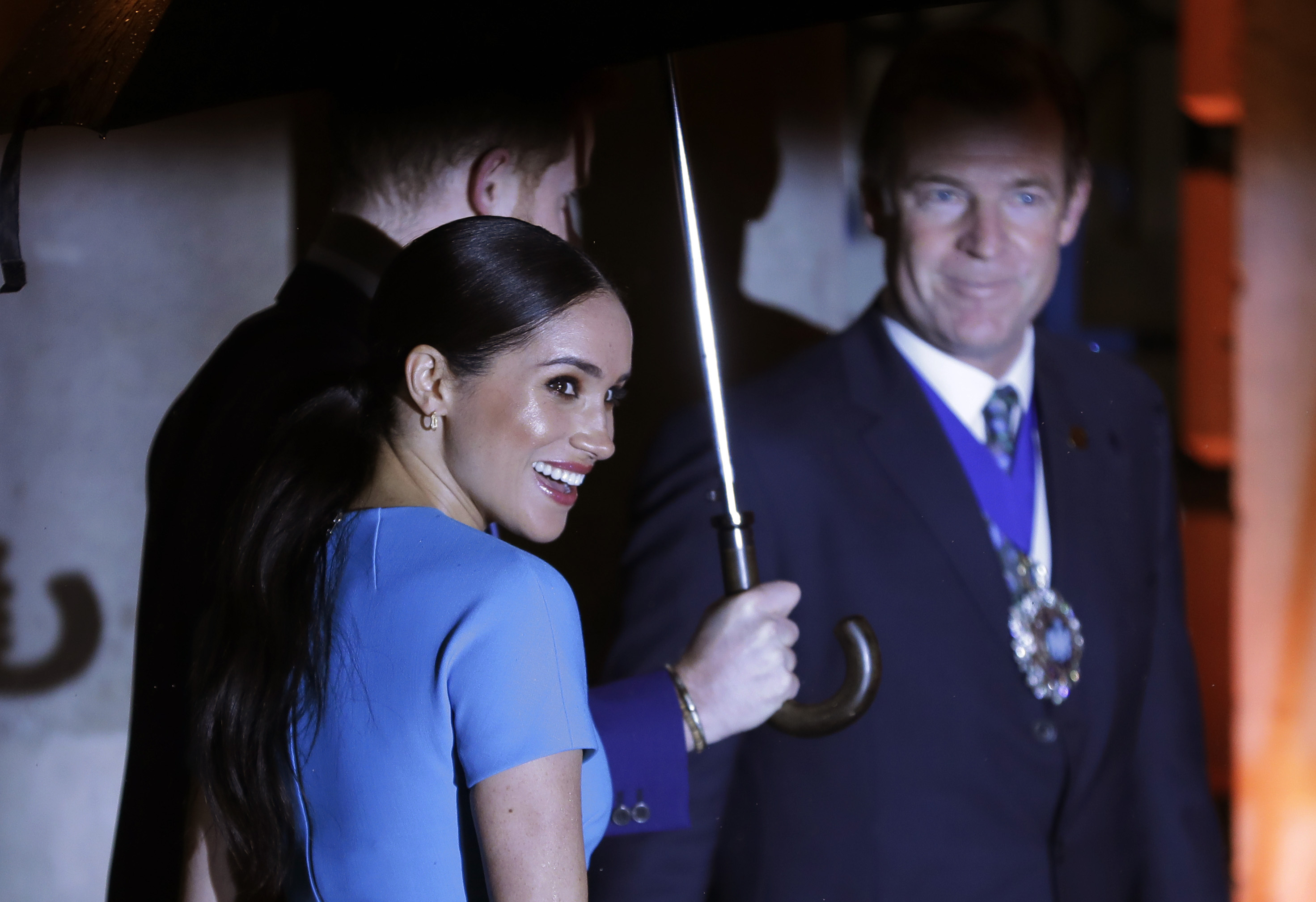 Dividirán su tiempo entre Canadá, Reino Unido y Los Ángeles, de donde es Markle. (AP)