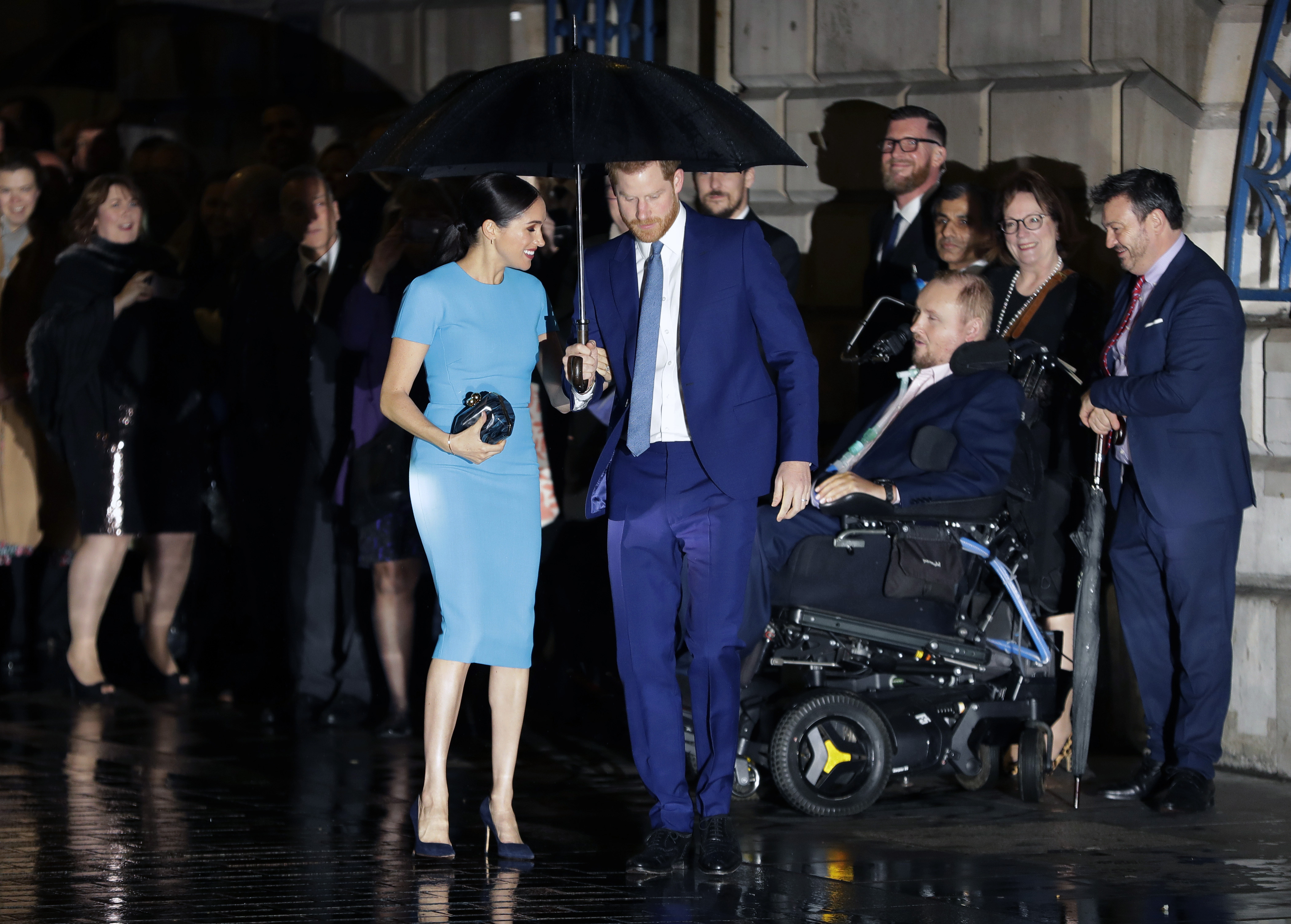 Harry lució traje y corbata azul. (AP)