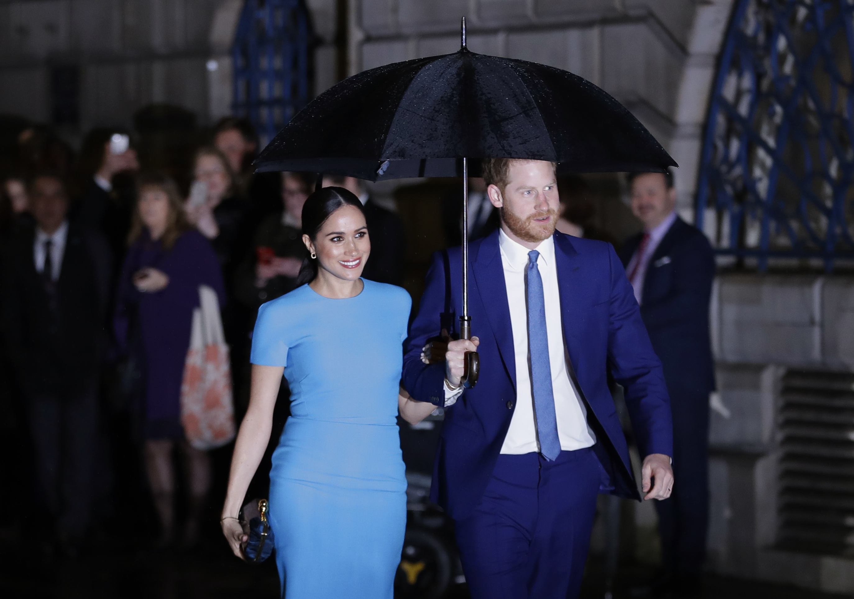 Para esta ocasión, Markle eligió un vestido azul con tacos más oscuros. (AP)