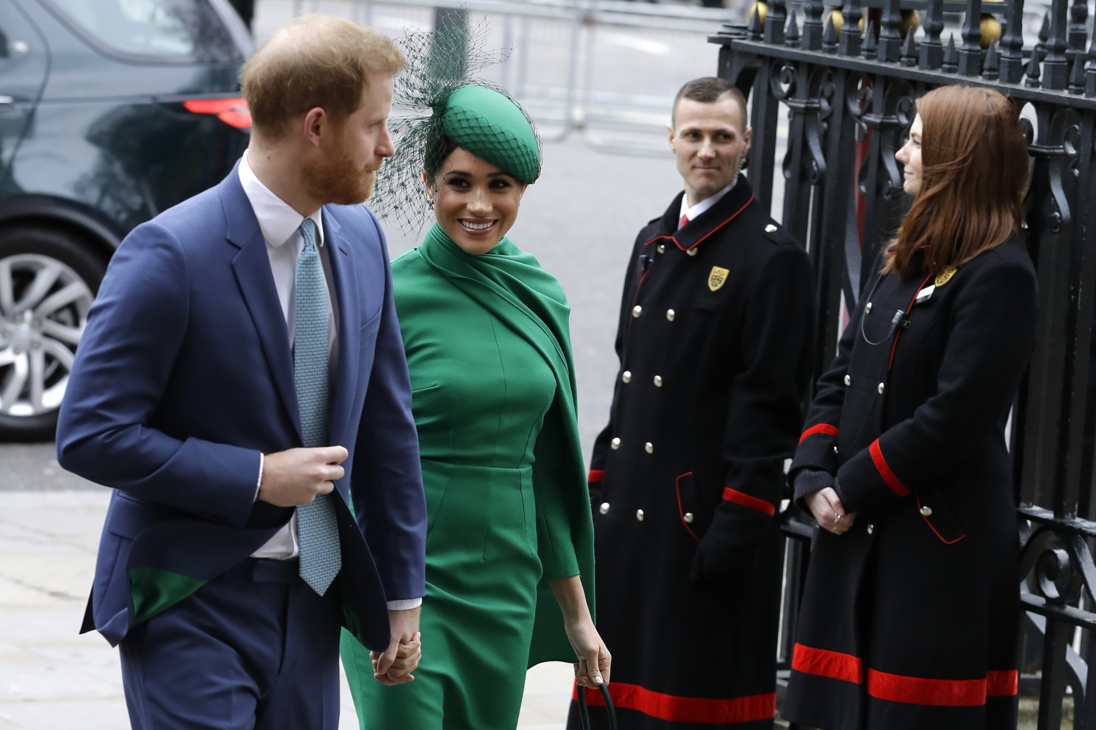 Como ha ocurrido en sus compromisos previos, la pareja llegó sonriente hasta el servicio religioso para conmemorar el Commonwealth Day. (Phil Harris / Pool via AP)