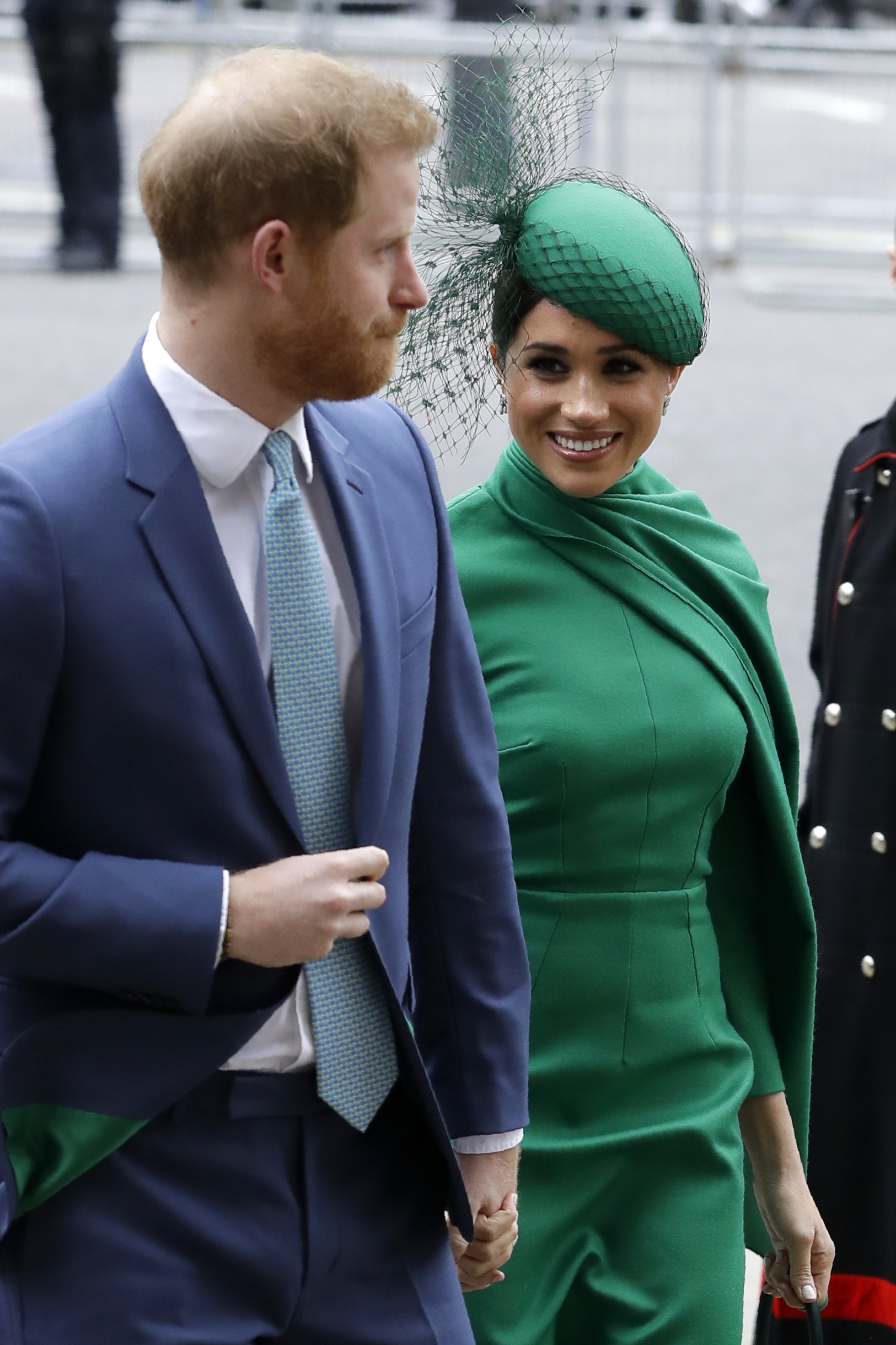 Meghan optó por un vestido verde y fascinator del mismo color. (Phil Harris / Pool via AP)