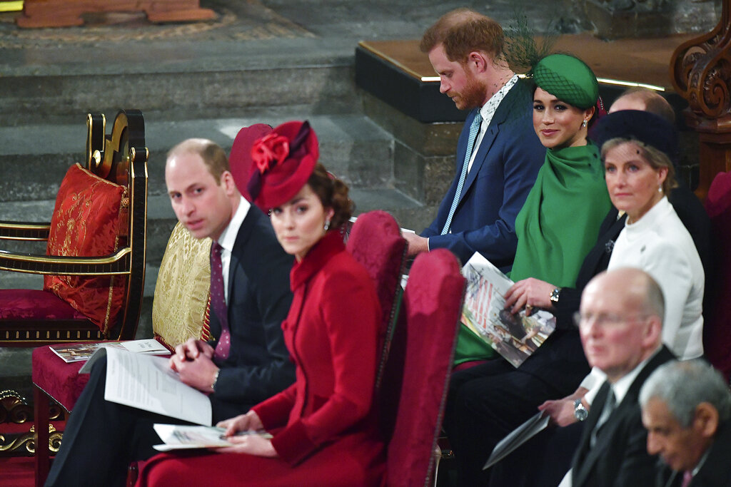 Durante la ceremonia, la pareja, detrás de los duques de Cambridge, el príncipe William y Kate Middleton. (Phil Harris / Pool via AP)