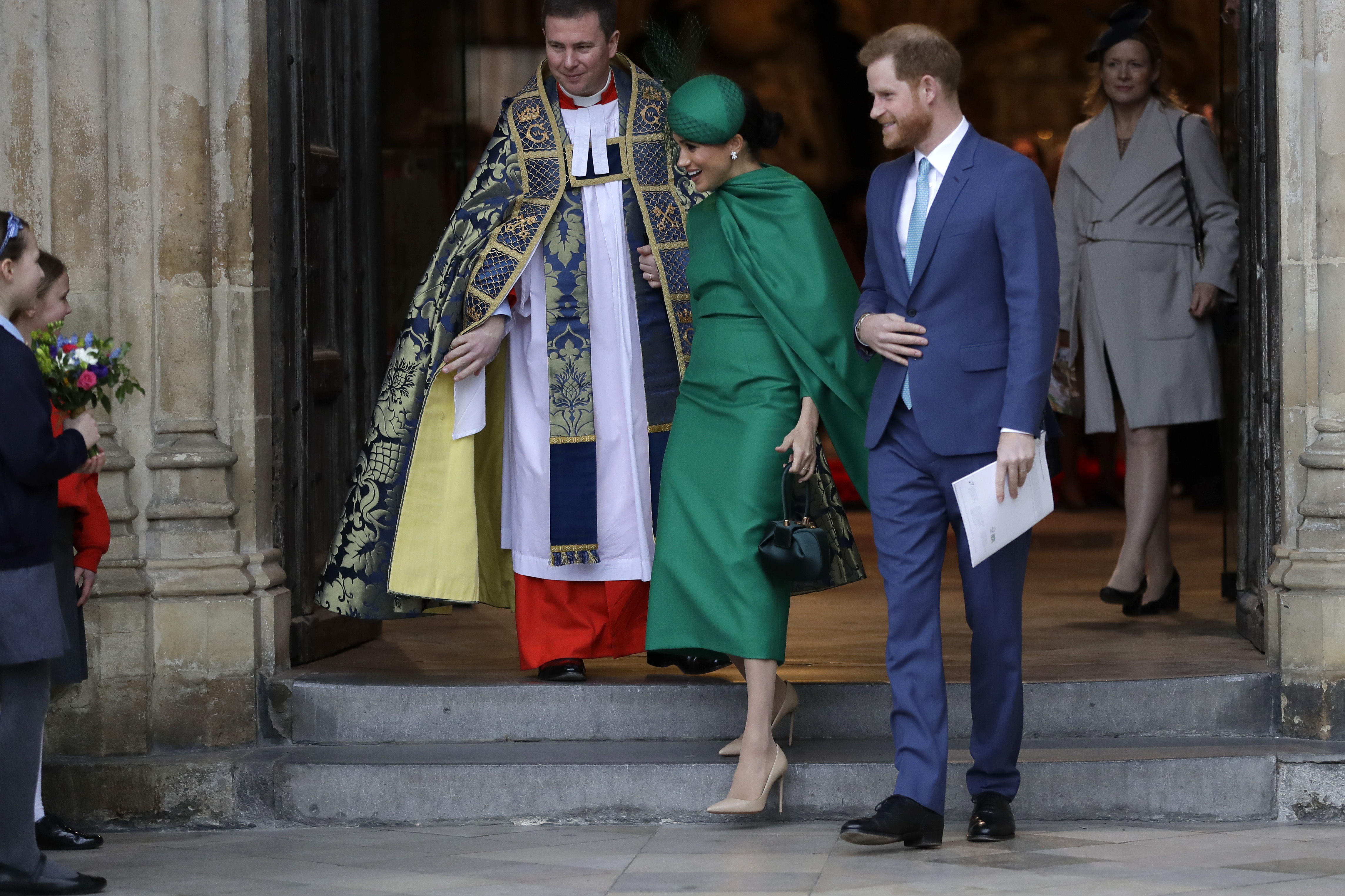 A su salida, la pareja saludó al público presente. (Phil Harris / Pool via AP)