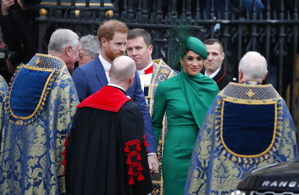 Harry lució un traje azul con corbata en un tono más claro. (Phil Harris / Pool via AP)
