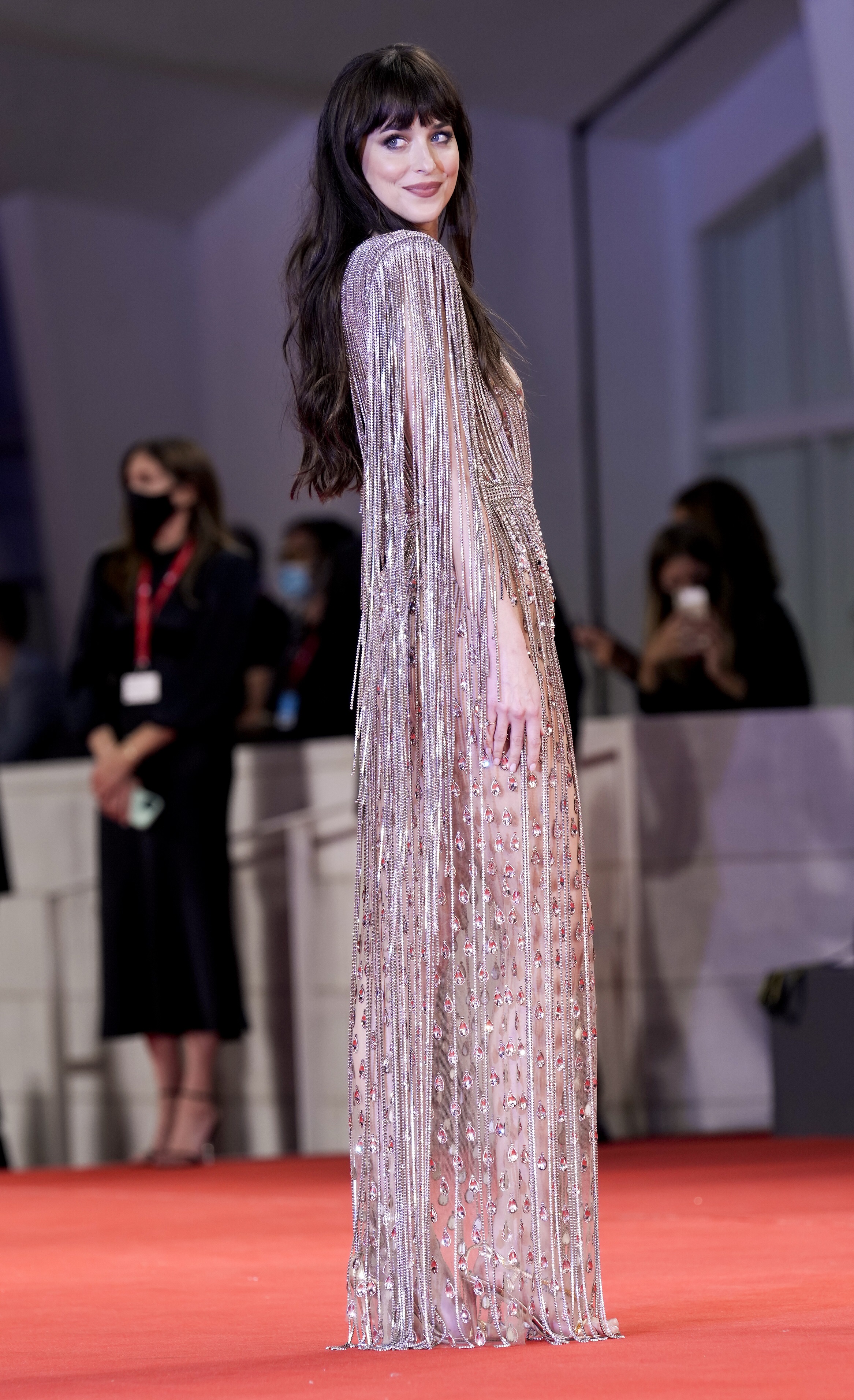 Dakota Johnson lució una hermosa creación de Gucci. (AP)