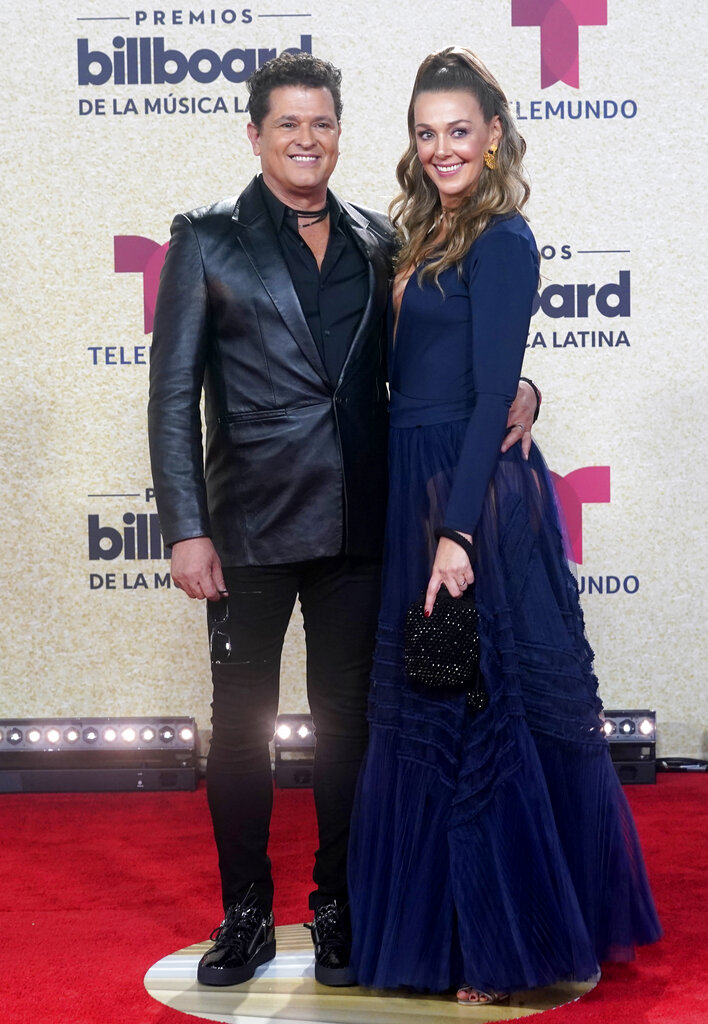 Carlos Vives y su esposa Claudia Elena Vasquez. (AP)