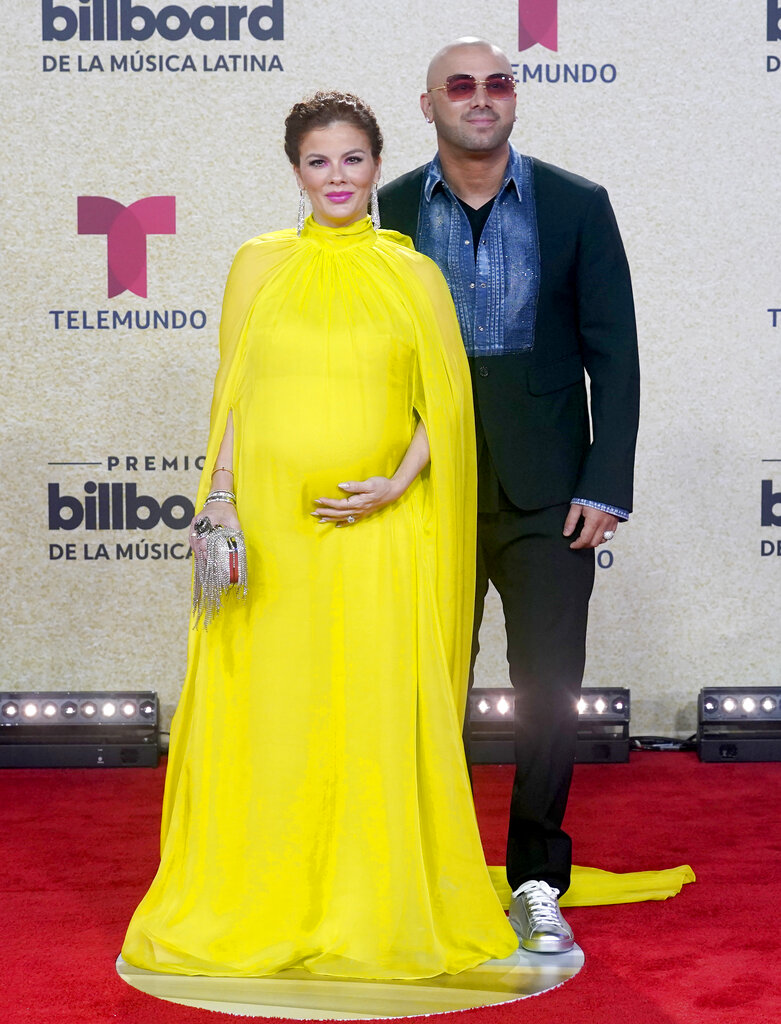 Wisin y su esposa Yomaira. (AP)