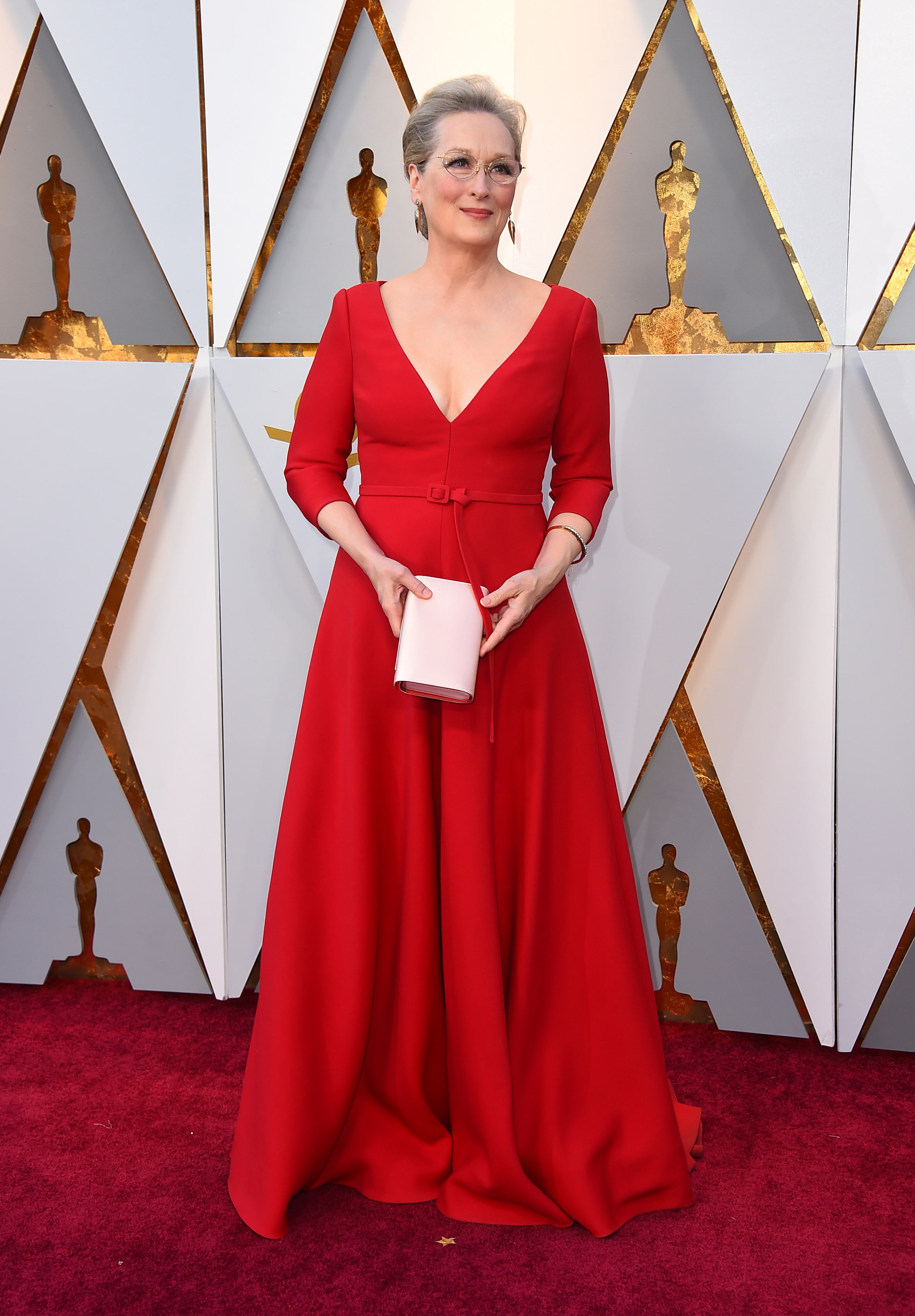 Meryl Streep, la actriz con más nominaciones en la historia de los Oscar, en un elegante vestido rojo de escote V profundo de la firma Dior. (The Associated Press)