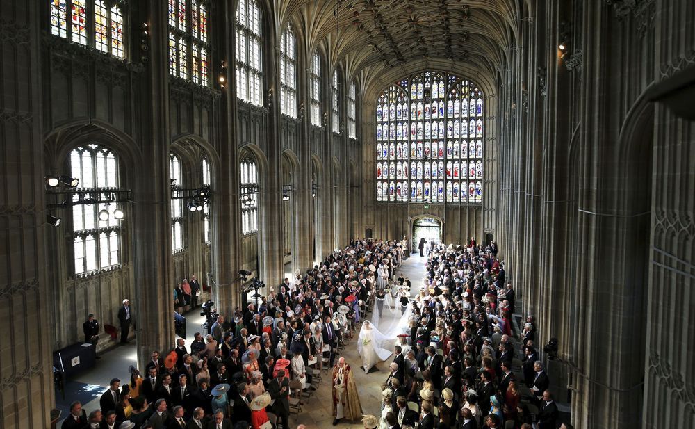 La luz del mediodía se colaba por los vitrales del templo gótico. (Danny Lawson/pool photo via AP)