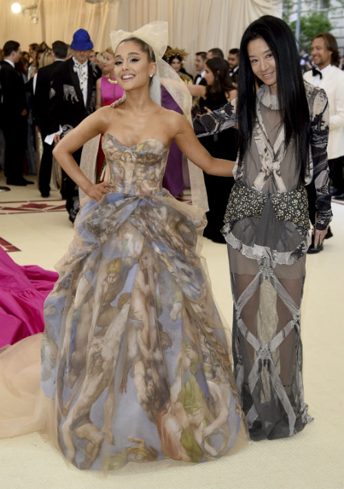 La cantante Ariana Grande y Vera Wang. (AP)