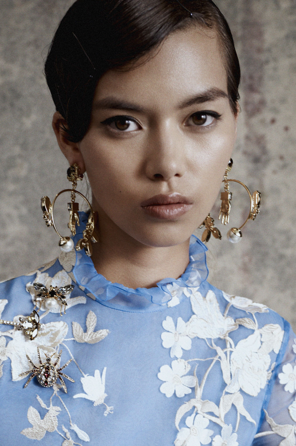 Perlas y dorado para estas pantallas de Erdem. Foto WGSN.