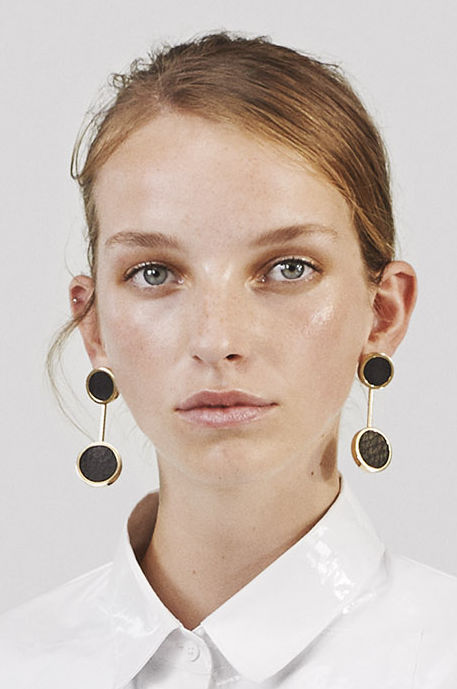 Oro y negro texturado para Jil Sandre. Foto WGSN.