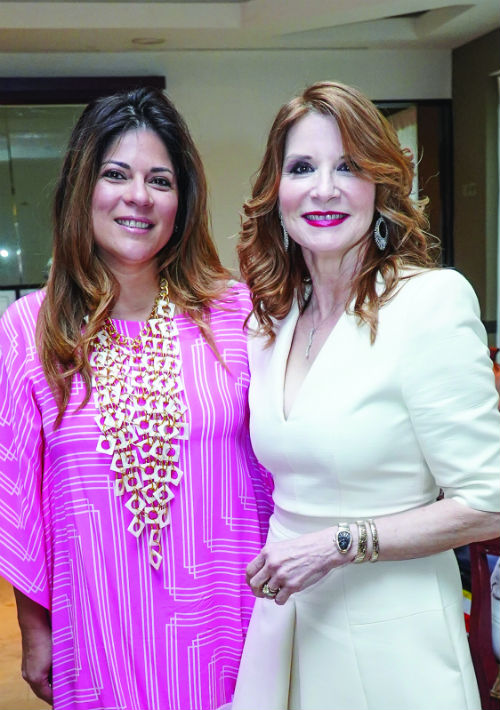 La actividad tuvo como fin honrar a mujeres que se destacan en labores benéficas. En la foto, Johanna Torres y Nilda Vega. (Suministrada)