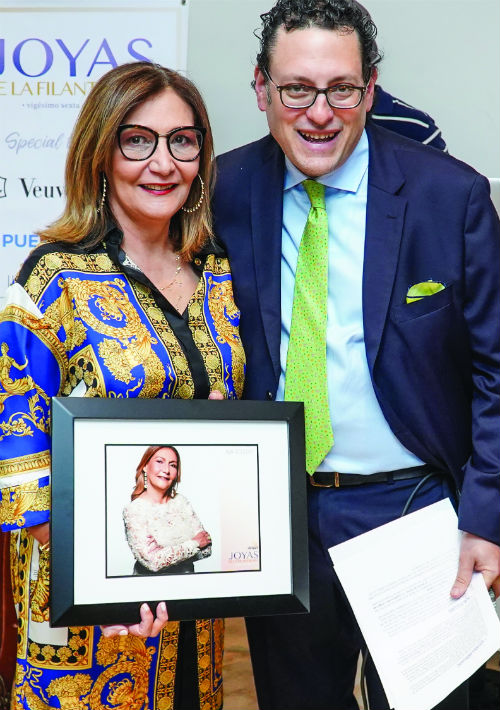 El licenciado Gregory Demel, propietario de la Joyería Demel en el Viejo San Juan. En la foto junto a Ilia Toledo. (Suministrada)