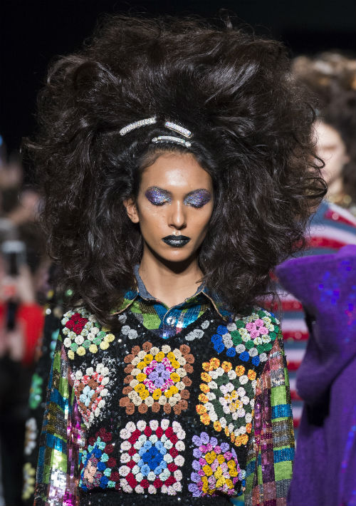 Y si eres de las que luces tus raíces oscuras, llévalas hacia atrás con peines y hebillas de carey. Ashish otono-invierno 2019 Semana de la Moda, Londres. (Foto: WGSN)