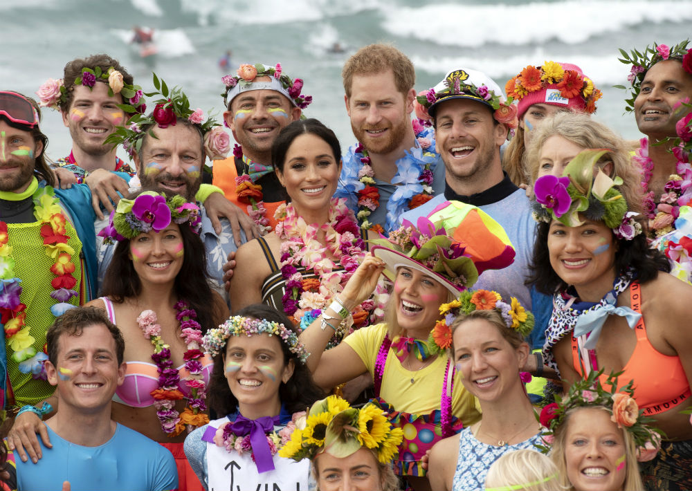 Como parte de su gira de 16 días por Australia, el príncipe Harry y Meghan Markle visitaron ayer Bondi Beach en Sydney. (Dominic Lipinski/Pool via AP)