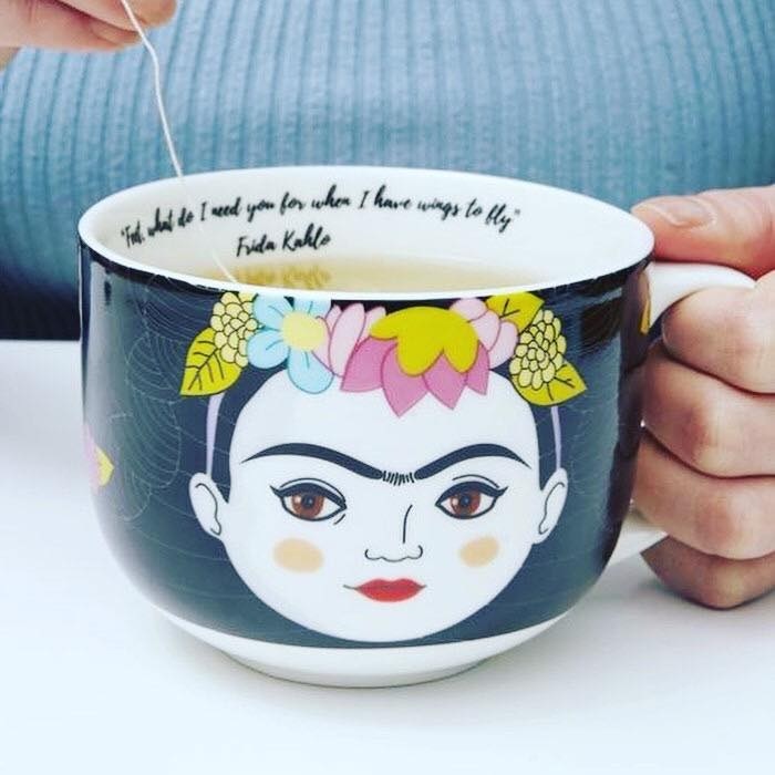 Taza con dibujo y cita de Frida Khalo, la consigues en Atypical Living en The Mall of San Juan.