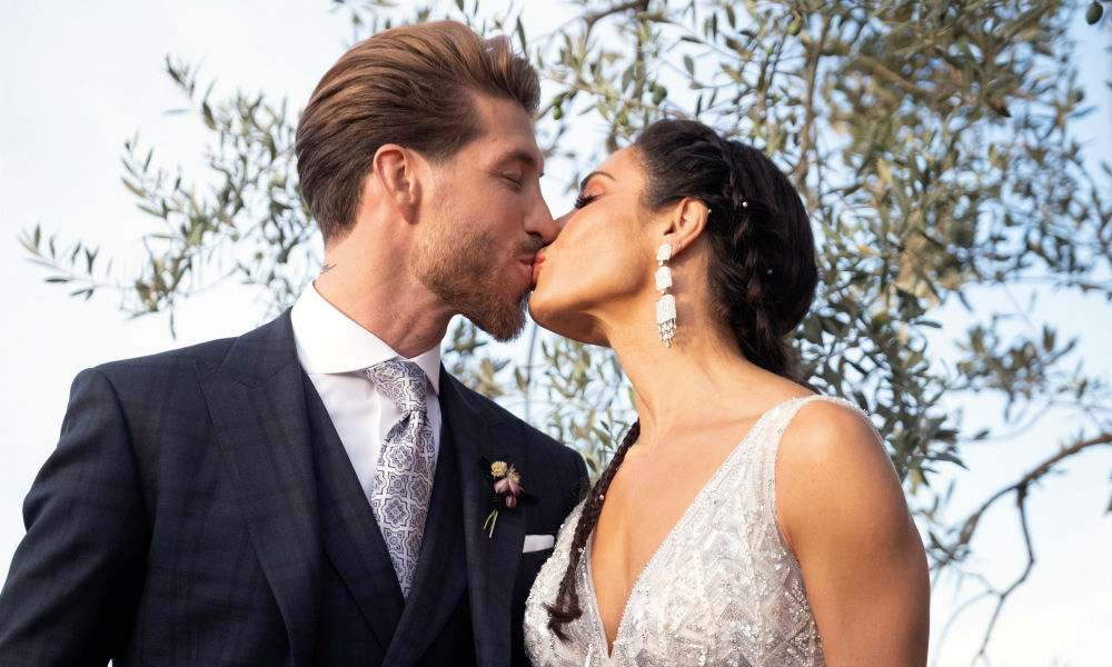El futbolista sevillano del Real Madrid Sergio Ramos y la presentadora televisiva Pilar Rubio se dieron el “sí, quiero” el sábado en la tarde . (EFE)