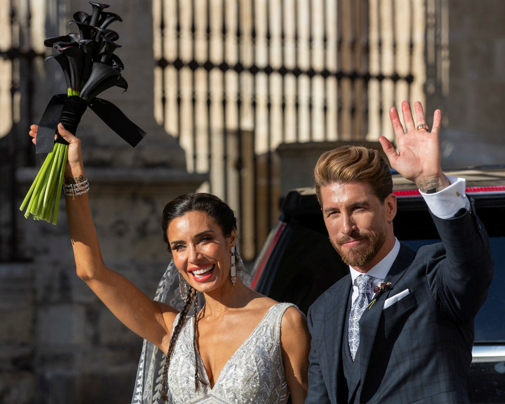 La novia lució un traje blanco escotado y con brillos de Zuhair Murad y un ramo de flores negras. (EFE)