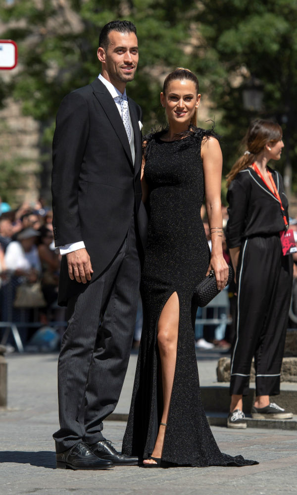 El futbolista Sergio Busquets junto a su esposa Ana Galera. (EFE)