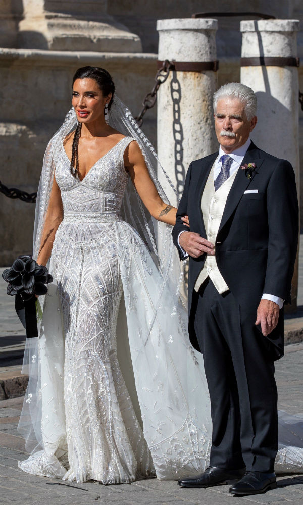 La novia hizo lo propio junto a su padre. (EFE)