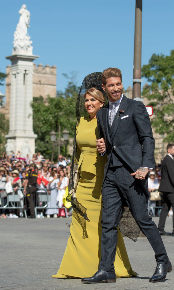 Ramos llegó a la ceremonia sin soltar un momento el brazo de su madre, Paqui García. (EFE)