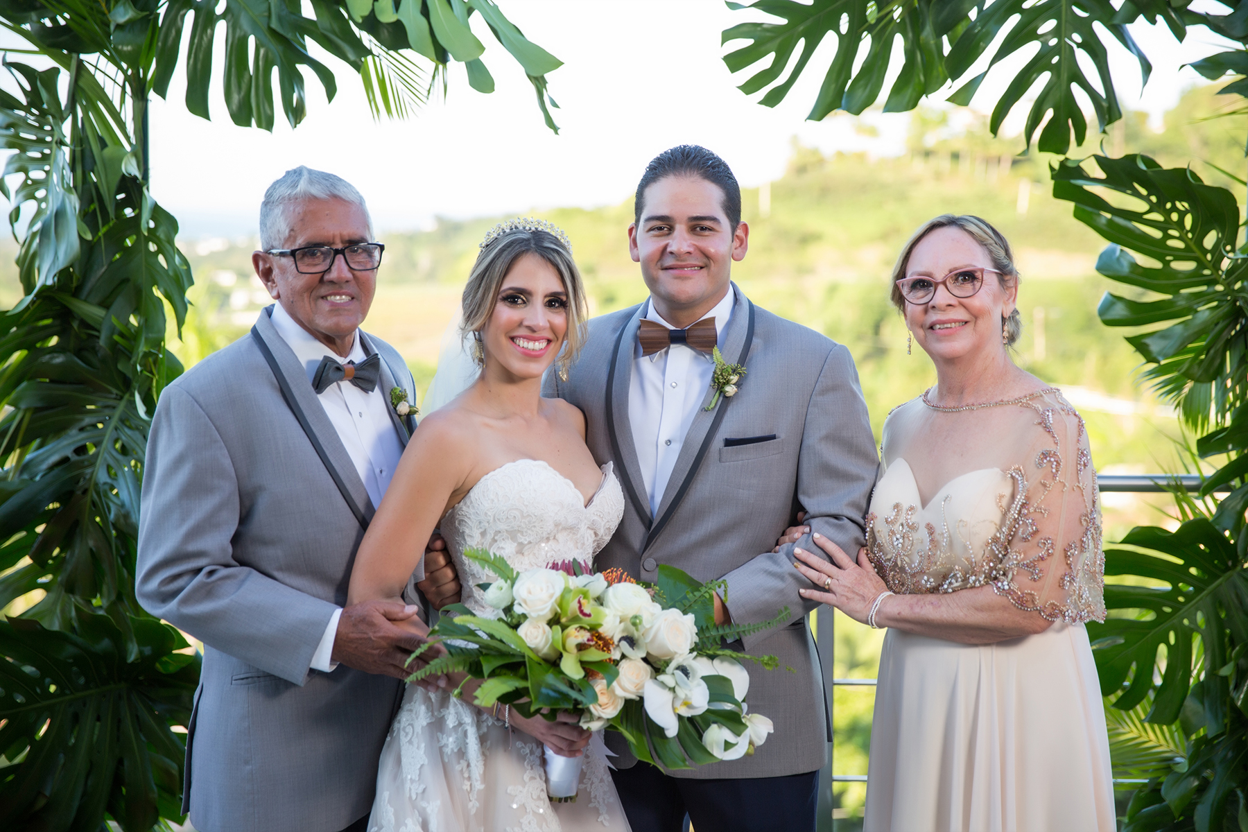 Los novios y sus padres. Foto Saúl Padua.
