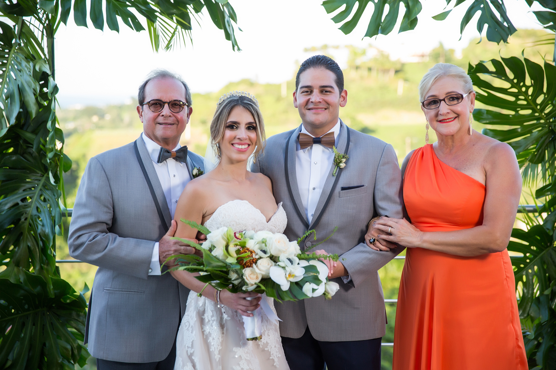 Los novios y sus padres. Foto Saúl Padua .