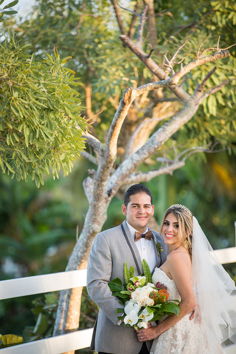 Dra. Beatriz Milagros García Rodríguez y Dr. Jean Paul Frame González el día de su boda campestre. Foto Saúl Padua .