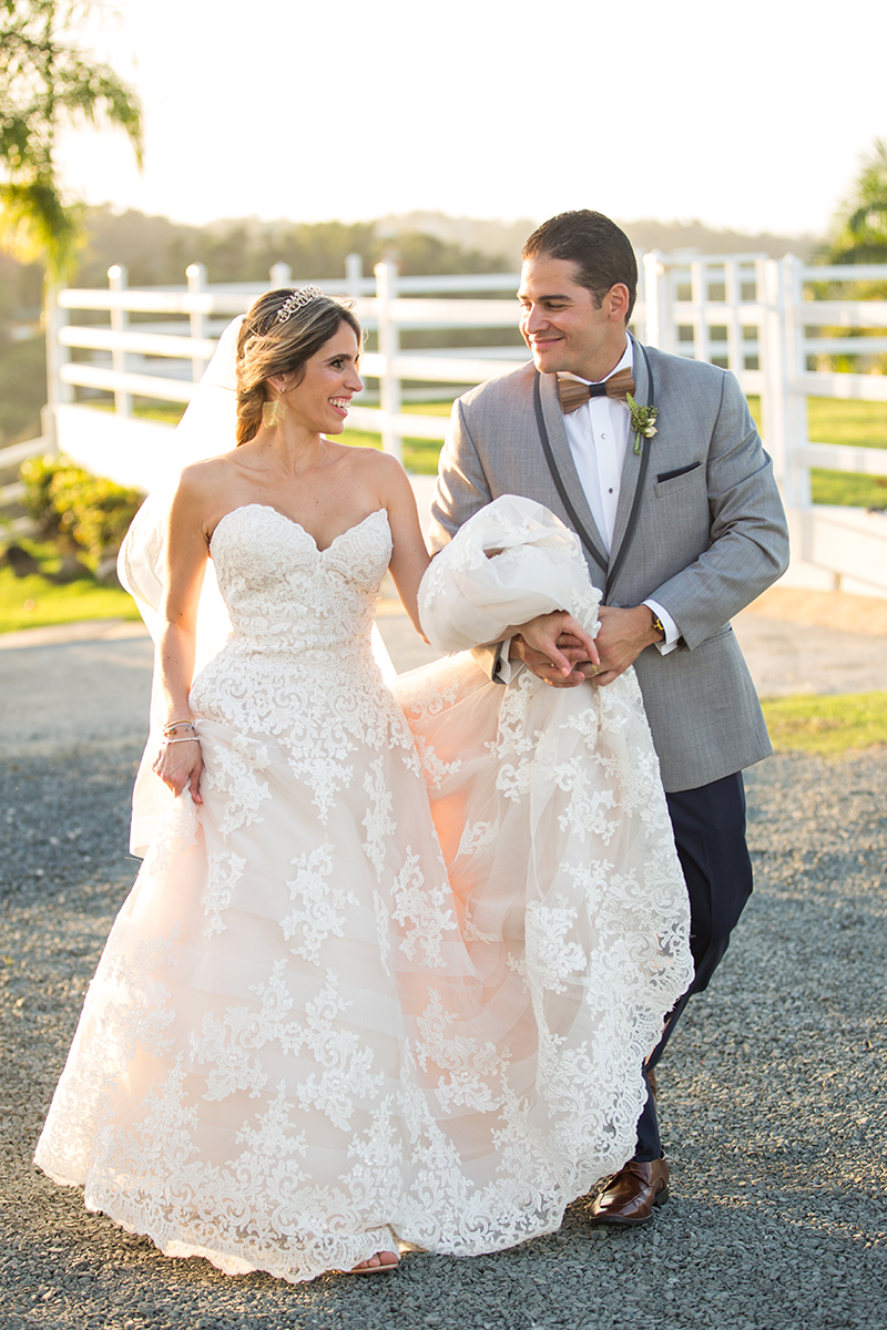 La celebración se llevó a cabo en el Rancho del Cielo, en la Hacienda Carabalí, de Luquillo La novia llevó una creación "strapless"Morilee, de Novias Otilio Santiago con zapatos Badgley Mischka y maquillaje y peinado por Qza. Foto Saúl Padua.