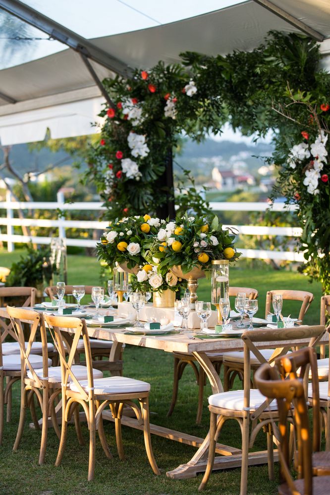 La ambientación de follaje y flores completó el escenario natural del evento.Asimismo la tarjeteria de Lili Weds, con frutas pintadas y nombres de los pueblos de la isla, siguió la línea rústica pero elegante del evento. Foto Saúl Padua.