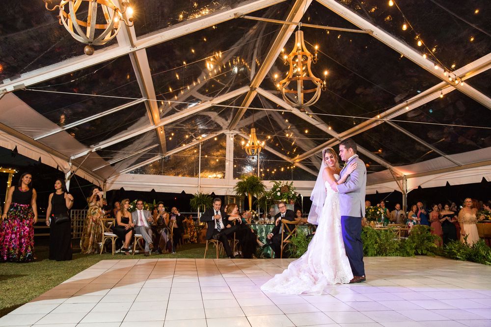 La música fue de Sin Pausa , Madera Fina, Eco Laurel y Dj Ruby. Foto Saúl Padua y video de Wedding Mafia. La coordinadora de la boda fue Ana Agosto.