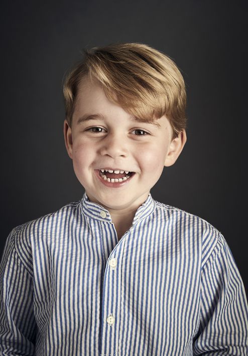 El príncipe George es todo sonrisa en su foto oficial para marcar su cuarto cumpleaños. (Prensa Asociada)