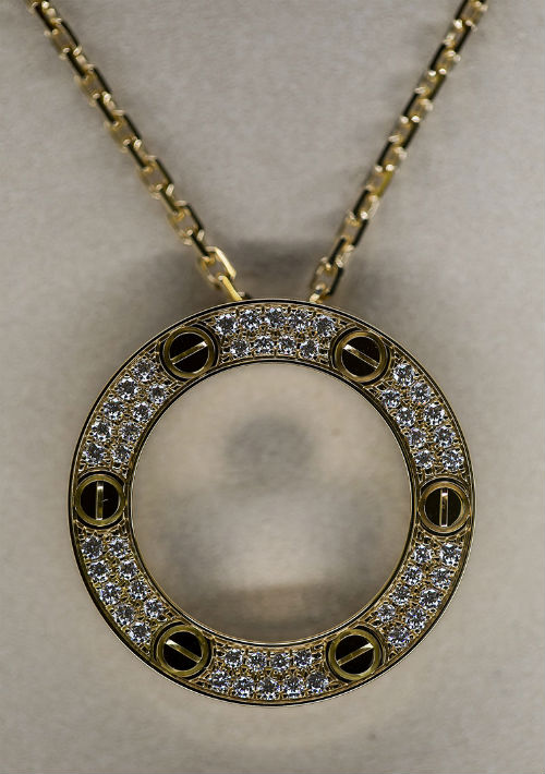 Colgante de oro y diamantes de Cartier. (Xavier García)