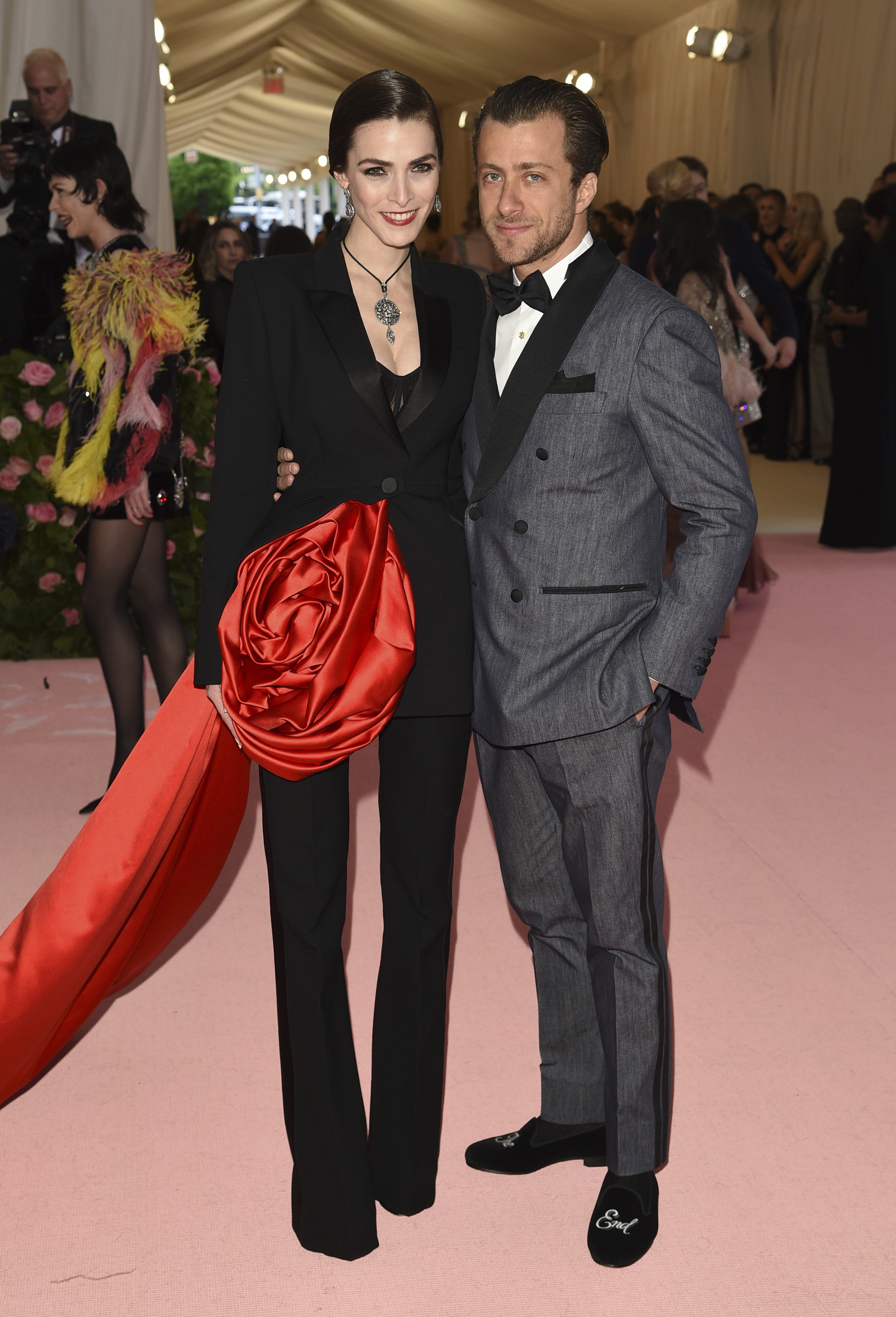 La hija de Anna Wintour, Bee Shaffer y su esposo, Francesco Carrozzini. (AP)
