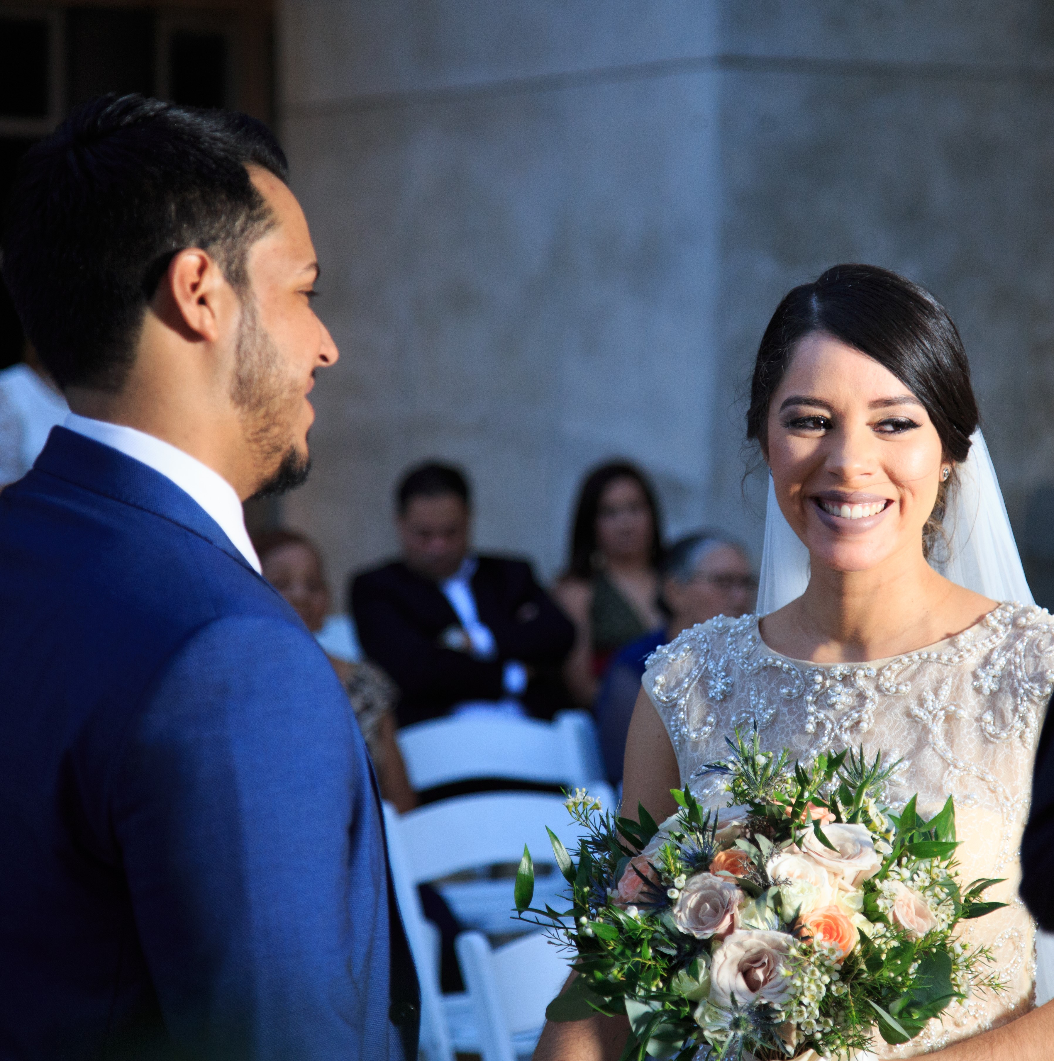 Vestido de la novia: Novias Otilio Santiago.